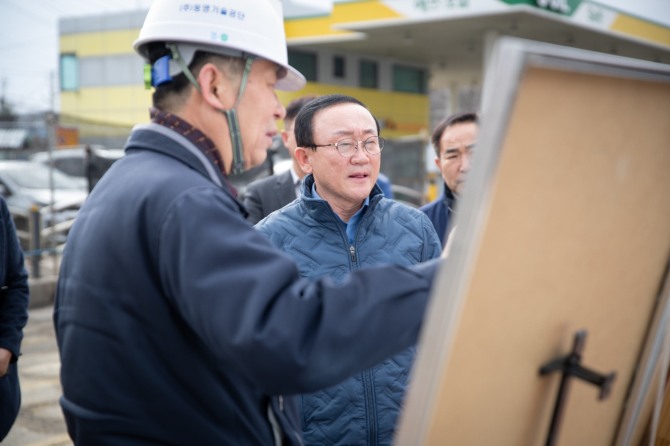 김덕현 연천군수 도로 개통 현장 점검 모습.