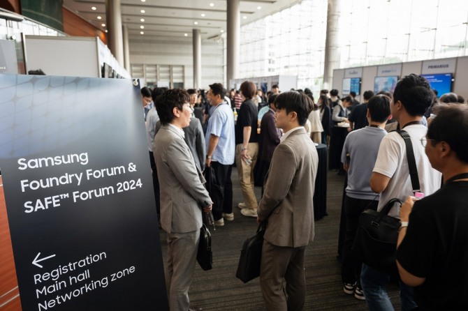 7월 9일 서울 삼성동 코엑스에서 열린 '삼성 파운드리 포럼 2024(Samsung Foundry Forum 2024)'행사 현장에 많은 사람들이 몰려 있다. 사진=삼성전자