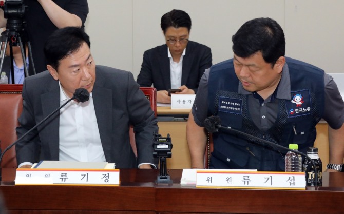 최저임금위원회 사용자위원 운영위원인 류기정 경총 전무(왼쪽)와 근로자위원 운영위원인 류기섭 한국노총 사무총장이 11일 오후 정부세종청사 최저임금위원회에서 열린 제10차 전원회의에 입장하고 있다. 사진=연합뉴스.