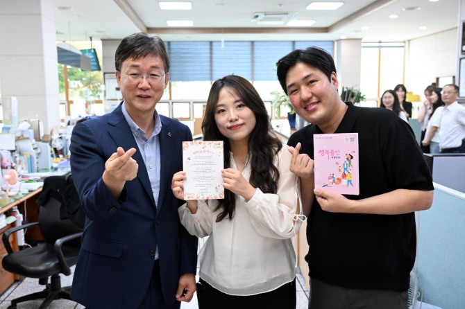 이민근 시장이 지난 11일 출생 신고를 위해 해양동 행정복지센터를 방문한 민원인에게 직접‘출생 축하 카드를’전달했다. 사진=안산시