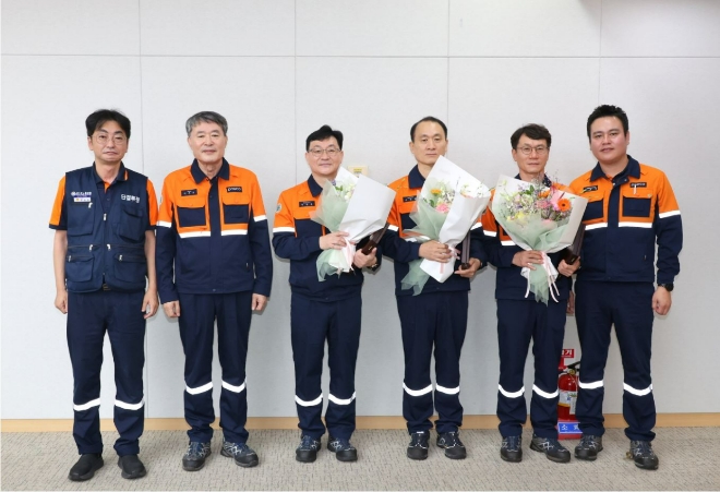 포스코는 2024년 올해의 포스코 명장으로 포항 안전방재그룹 서정훈 과장, 포항 EIC기술부 이원종 파트장, 광양 제선설비부 정원채 파트장을 선정했다. (왼쪽부터) 김성호 포스코노동조합 위원장, 이시우 포스코 대표이사 사장, 서정훈 과장, 이원종 파트장, 정원채 파트장, 이본석 포스코 노경협의회 전사 근로자 대표가 12일 열린 사운영회의에서 임명패를 수여식 후 기냠촬영을 하고 있다. 사진=포스코