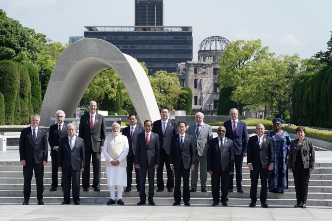 지난해 5월 일본 히로시마에서 열린 G7 정상회의의 일환으로 평화기념공원에서 열린 화환 헌화식에서 OECD 회원국 지도자들이 기념촬영을 위해 포즈를 취하고 있다. 사진=로이터