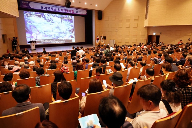 지난 12일 초지역세권 도시개발사업 추진을 위해 열린 시민설명회에 1000여 명에 가까운 시민이 찾아와 열띤 관심 속에 성황리에 마무리 됐다. 사진=안산도시공사