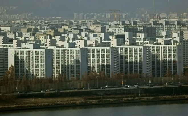 이달에만 서울 도시정비사업지 6곳에서 시공사 선정 총회가 개최될 예정이다. 서울 마포구 하늘공원 인근에서 바라본 아파트 단지. (사진=연합뉴스)