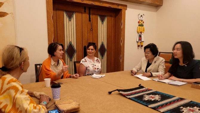 김경희 이천시장, 미국 세인트존스 대학 에밀리 랭스턴 수석고문과 피어 퀸타나 대학인재개발 본부장과 만나 교육 관련 간담회 진행. 사진=이천시