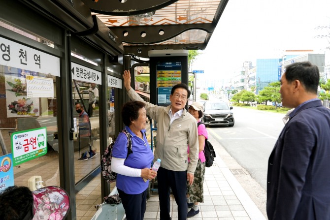 7월부터 9월 초까지 시민들의 왕래가 많은 공설시장 인근 버스승강장 6개소에 얼음과 생수를 비치한다. 사진=영천시