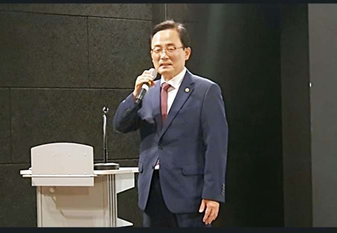 김형재 서울시의원이 북한 탈출 다큐멘터리 ‘비욘드 유토피아’상영장에 탐석해 축사를 하고 있다. 사진=서울시의회