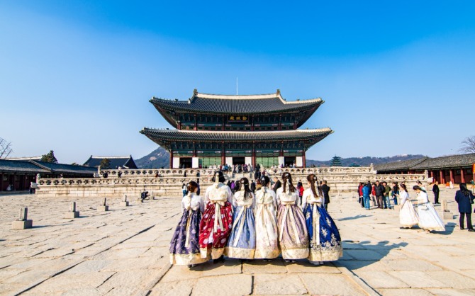 해외 학생단체가 서울에서 문화체험을 진행하고 있다. 사진=서울관광재단