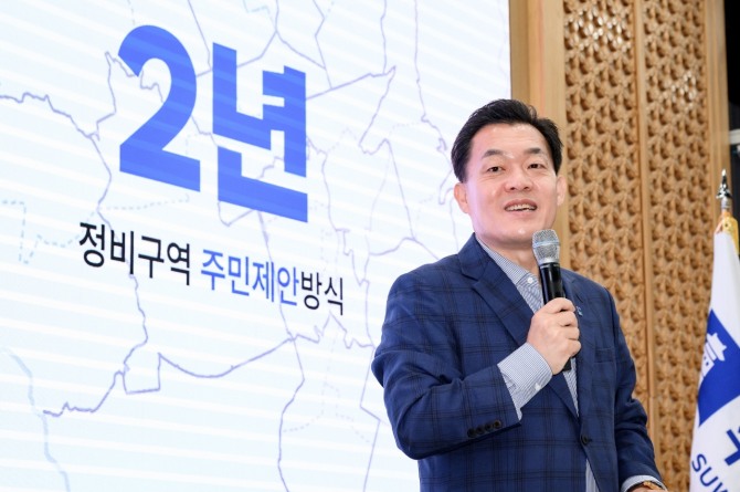 지난 5월 ‘도시재정비 활성화 전략 발표’서 이재준 수원특례시장이 브리핑을 하고 있다. 사진=수원시