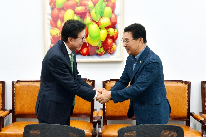 박형준 부산시장(왼쪽)이 16일 부산시 최대 현안인 '부산 글로벌허브도시 조성에 관한 특별법의 상임위원회 조속 상정 및 통과 협조를 위해 국회를 방문해, 신정훈 국회 행안위원장과 인사하고 있다. 사진=부산시