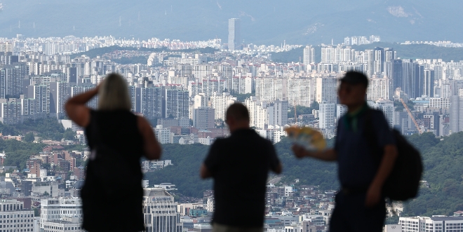 서울과 수도권 집값 상승폭이 커지면서 작년 12월 이후 하락세를 이어온 전국 집값이 7개월 만에 상승 전환했다. 사진은 지난 15일 오후 서울 남산에서 바라본 서울 아파트들의 모습. 사진=연합뉴스