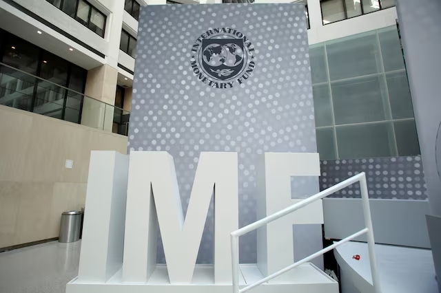 국제통화기금(IMF)이 16일(현지시간) 발표한 '세계 경제 전망' 보고서에서 무역 분쟁에 따른 인플레이션 상승과 고금리 장기화 사태 가능성을 경고했다. 사진=로이터