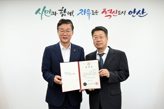안산시는 지난 15일 수원지방법원 판사 출신인 박정수 변호사를 시 고문변호사로 신규 위촉했다. 사진=안산시