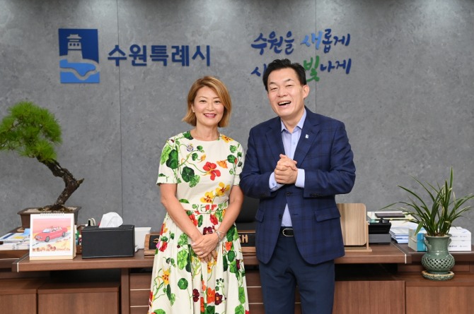 이재준 수원시장이 17일 엘렌 박 미국 뉴저지주 하원의원 만나 교류협력 방안을 논의했다. 사진=수원특례시