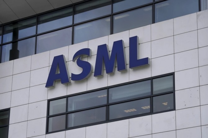 네덜란드 반도체 장비업체 ASML 등이 미국의 중국에 대한 반도체 장비 수출 통제 요구에 강력히 반발하고 있다. 사진=AP/연합뉴스