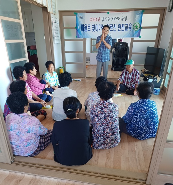 전남 함평군이 오는 8월 말까지 관내 65세 이상 고령자를 대상으로 마을 방문 어르신 안전교육을 실시한다. 사진=함평군