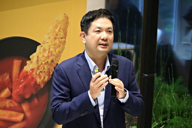 윤진호 교촌에프앤비 국내사업지원부문장(사장)이 신제품 '교촌옥수수'를 소개하고 있다. / 사진=김수식 기자