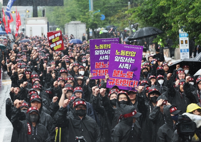 지난달 경기도 화성시 삼성전자 화성사업장 앞에서 열린 전국삼성전자노동조합 총파업 결의대회에서 조합원들이 구호를 외치고 있다. 사진=연합뉴스