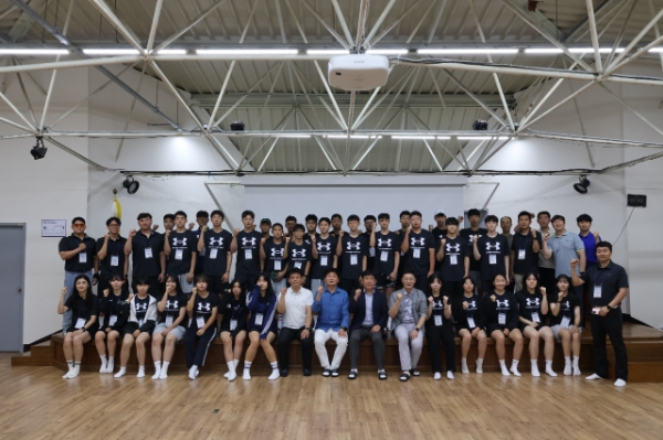 19일 경기 광주시 학생교육원 퇴촌야영교육원에서 열린 ‘2024 서울학생선수권위원회 리더십캠프’에 참여한 학교운동부 소속 학생 선수들이 기념촬영하고 있다. 사진=서울시교육청