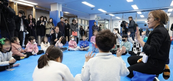 조희연 서울시교육감이 지난 3월 늘봄학교 현장 상황점검으로 서울 아현초등학교를 방문해 '세상의 모든 리듬' 프로그램에 참여해 어린이들과 대화를 나누고 있다. 사진=연합뉴스 