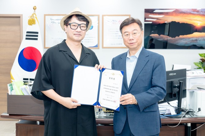 신상진 성남시장(오른쪽)이 지난 18일 양정웅 성남페스티벌 예술감독에게 위촉장을 전달하고 있다. 사진=성남문화재단