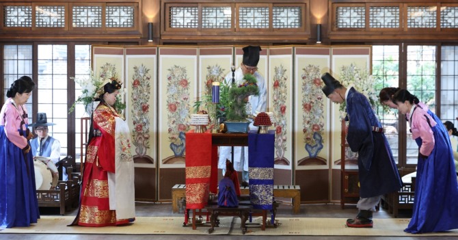 서울 중구 한국의집에서 새터민 출신 부부가 전통혼례식을 올리고 있다. 우리 사회는 결혼이 늦어지고 취업하는 시기도 덩달아 늦어지면서 '지각사회'가 되어가고 있다. 엄밀한 의미에서 지각사회라기 보다는 새로운 시대로 넘어가는 과도기적 사회라고 전문가들은 진단한다. 사진=뉴시스