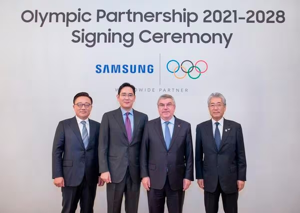 이재용 삼성전자 회장(왼쪽에서 두 번째)이 2020년 토마스 바흐 IOC 위원장 등과 함께 2028년 LA 올림픽까지 삼성전자의 공식후원을 연장하는 계약을 마친 후 기념 촬영을 하고 있다. 사진=삼성전자