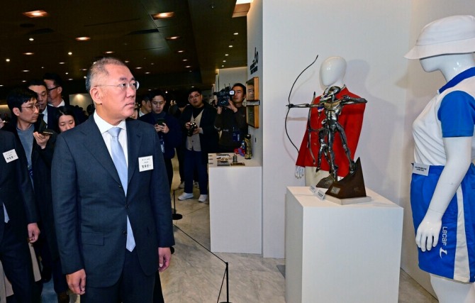 정의선 현대차그룹 회장이 지난해말 서울 워커힐 호텔에서 열린 '2023 한국 양궁 60주년 기념 행사'에서 전시물을 둘러 보고 있다. 사진=현대차그룹