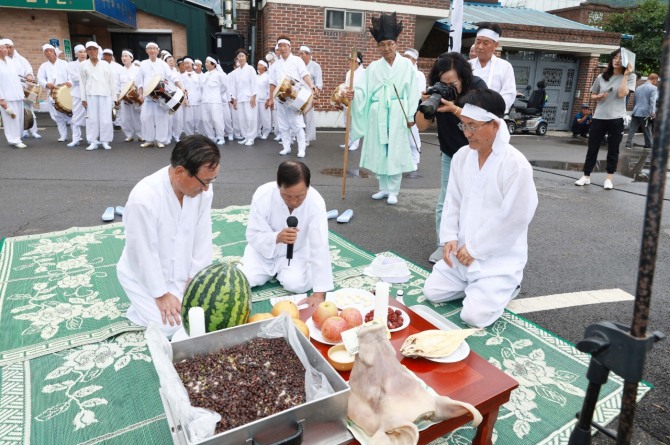 우봉들소리 보유자 홍국식 어르신(가운데)과 홍기수 우봉마을이장(오른쪽 흰 머리띠), 기윤근 우봉들소리보존회장(왼쪽)이 논 고사를 지내고 있다. 사진=화순군