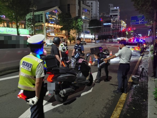 지난23일 아파트 단지 입구에서 부평구청과 부평경찰서 합동단속으로 이륜차 불법개조한 오토바이를 단속하고 있다.  사진=부평구