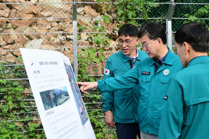 이민근 안산시장이 24일 오전 단원구 선감동 사면 붕괴 현장을 긴급 점검했다. 사진=안산시
