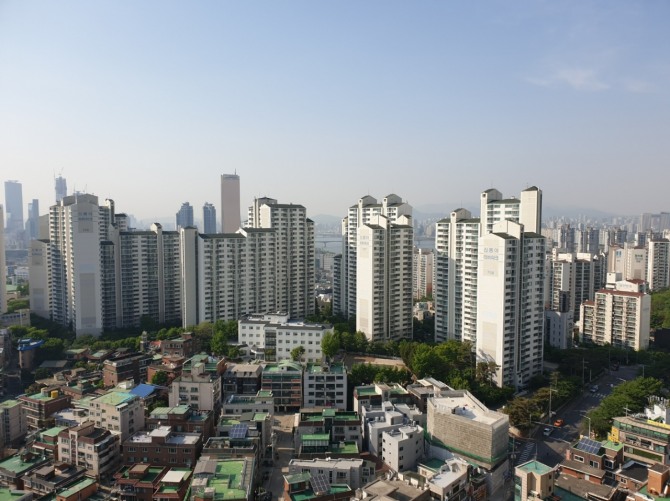 24일 국토교통부의 실거래가를 분석한 결과 지난달 서울 아파트 신고가 거래는 9.3%로 올해 1월 8.3%와 비교해 1%p 증가했다. 사진=글로벌이코노믹 문용균 기자