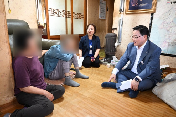 강수현 양주시장이 재해재난에 취약한 이웃들을 찾아 안부를 살피고 있다. 사진=양주시