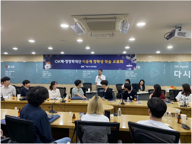 양부호 OK배정장학재단 이사가 ‘제 1회 OK배정장학재단 이공계 장학생 학술교류회’에서 특별강연을 마친 후, 교류회에 참석한 OK배정장학생과 졸업생들과 질의응답을 하고 있다. 사진=OK금융그룹 제공