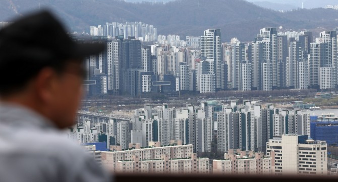 24일 국토교통부는 지방자치단체들과 함께 '제2차 주택건설사업 인·허가 협의회'를 개최했다. 사진은 서울시 중구 남산에서 바라본 아파트 단지 모습. 사진=뉴시스