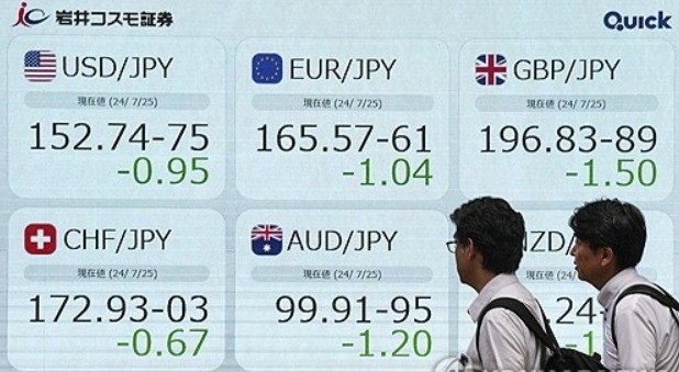 2024년 7월 25일 일본 도쿄에서 일본 엔화 환율을 보여주는 전광판 앞을 보행자들이 지나가고 있다. 사진=EPA/연합뉴스