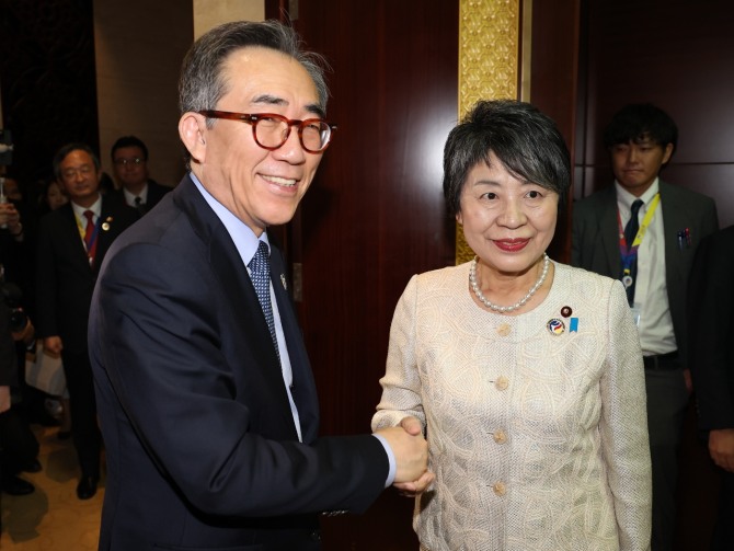 한일 외교 수장들이 지난 2월 브라질에서 주요 20개국(G20) 외교장관 회의를 계기로 열린 양자 회담에서 만난 뒤로 약 5개월 만에 재회했다.  사진=연합뉴스