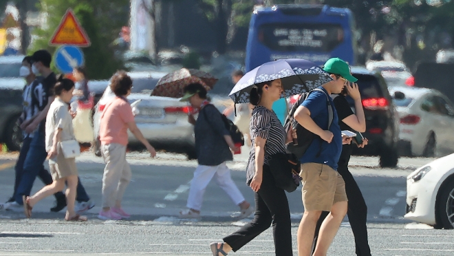 폭염주의보가 발효 중인 지난 25일 오후 해운대구 한 도로 위로 지열로 인한 아지랑이가 피어오르고 있다. 사진=연합뉴스