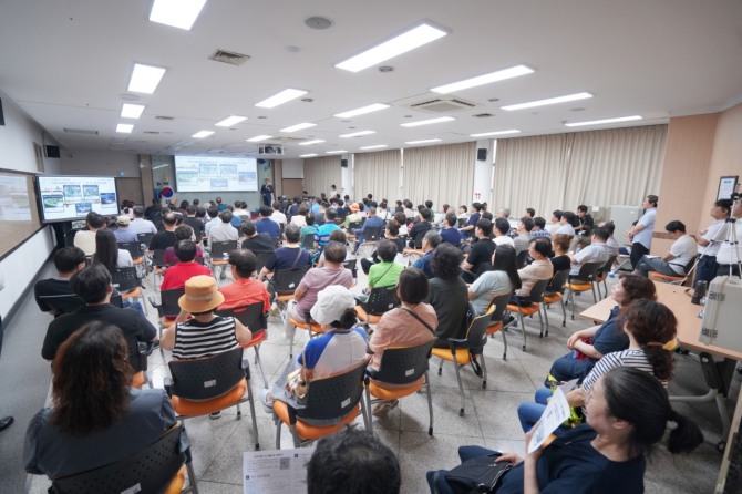 지난 27일 올림픽기념관에서 열린 초지역세권 도시개발사업 간담회에 참석한 시민들이 허숭 안산도시공사 사장의 설명을 경청하고 있다. 사진=안산도시공사