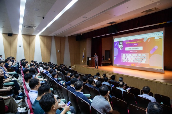 29일 경북 김천 소재 한국교통안전공단 본사에서 개최된 '2024년 청렴 페스타' 행사에 임직원들이 참석하여 특강을 듣고 있다. 사진=TS