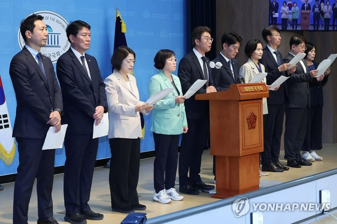 '법카의혹' 현장검증 결과 설명하는 야당 과방위원들. 사진=연합뉴스