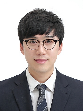 최교익 작·연출