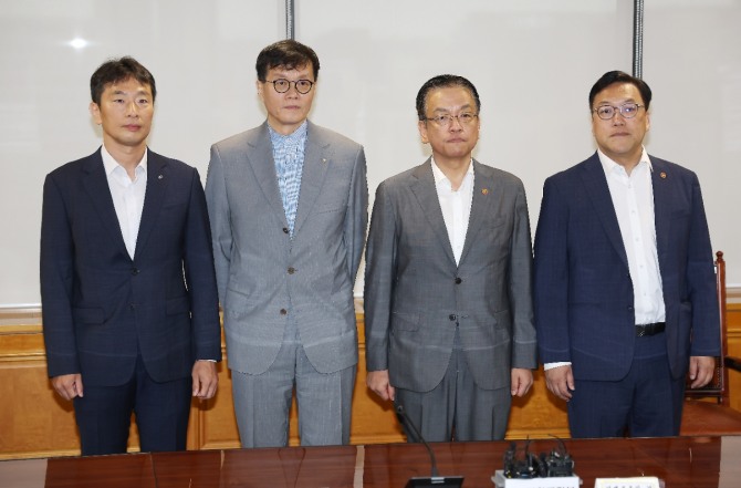 이복현 금융감독원장(왼쪽부터), 이창용 한국은행 총재, 최상목 경제부총리 겸 기획재정부 장관, 김병환 금융위원장이 1일 오전 서울 중구 은행회관에서 열린 거시경제금융회의에 참석해 기념촬영을 하고 있다. 사진=뉴시스