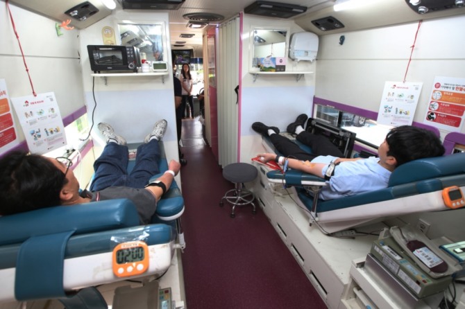 31일 경륜경정총괄본부 임직원들이 단체 헌혈을 하고 있다.