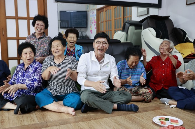 김철우 보성군수가 경로당을 방문해 어르신들의 건강 등을 점검했다. 사진=보성군