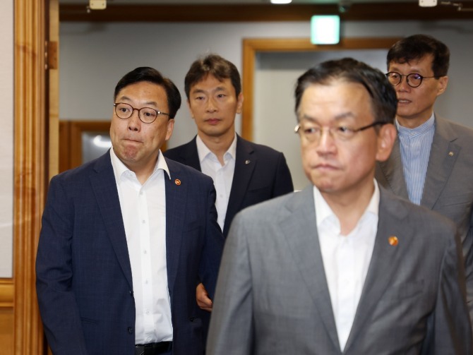 김병환(왼쪽부터) 금융위원장과 이복현 금융감독원장, 최상목 경제부총리 겸 기획재정부 장관, 이창용 한국은행 총재가 1일 오전 서울 중구 은행회관에서 열린 거시경제금융회의에 참석하고 있다. 사진=뉴시스