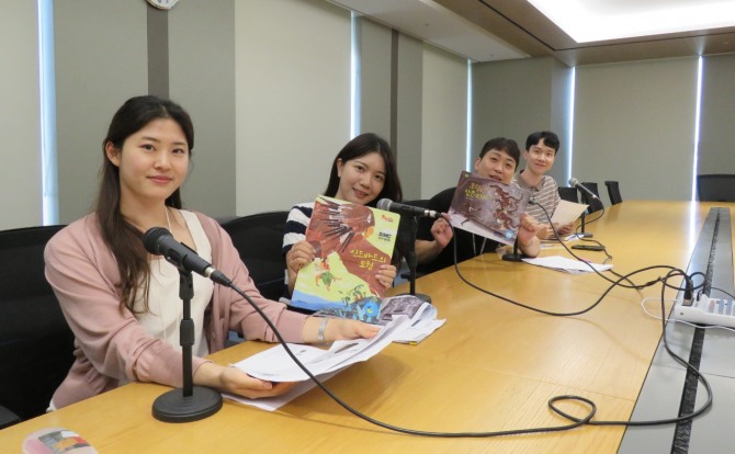 7일 서울 종로구 흥국생명 본사에서 흥국생명 직원들이 다문화 가정 아이들을 위한 ‘동화책 낭독 봉사활동’에 참여한 뒤 기념촬영을 하고 있다. 사진=흥국생명