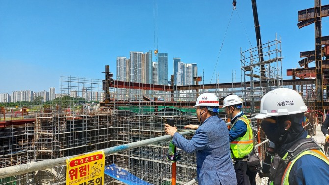 계룡건설이 지난달 1일부터 오는 31일까지 전 현장을 대상으로 '혹서기 온열질환 제로(Zero) 캠페인'을 전개하고 있다. 박상혁 계룡건설 CSO가 현장 점검에 나선 모습. 사진=계룡건설산업