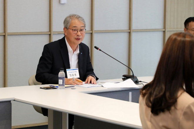 임종룡 우리금융그룹 회장이 지난 8일 여의도 우리투자증권 본사에서 열린 애널리스트 대상 간담회에서 기업가치 제고 계획을 발표하고 있다. 사진=뉴시스