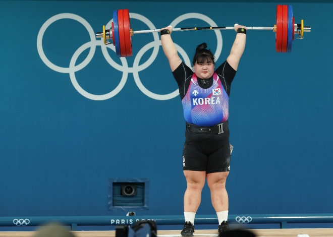 11일(한국시각) 프랑스 파리 사우스 파리 아레나에서 열린 2024 파리올림픽 역도 여자 81kg 이상급에 출전한 박혜정이 용상 2차 시기에서 168kg 바벨을 들어올리고 있다. 사진=연합뉴스 